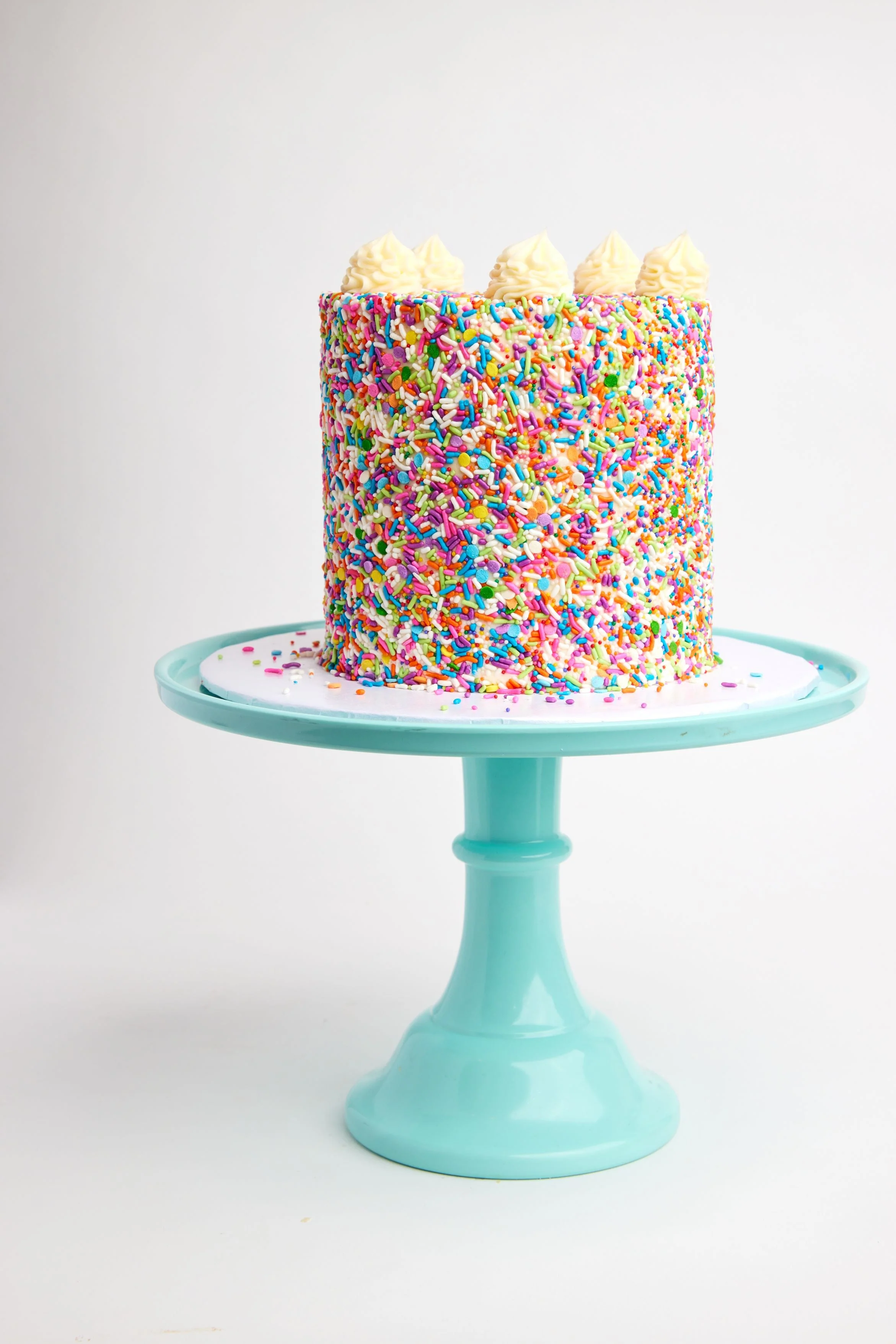 Vanilla Surprise Inside Cake - Image 3